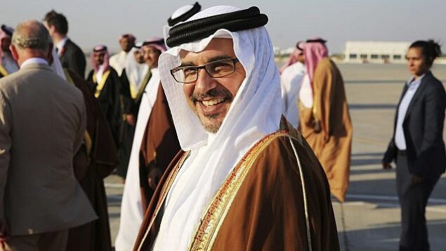 ولي عهد البحرين سلمان بن حمد بن عيسى آل خليفة أثناء لقاء الأمير تشارلز وزوجته كاميلا في المنامة، البحرين، 11 نوفمبر، 2016. (AP / Jon Gambrell)