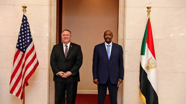 وزير الخارجية الأمريكي مايك بومبيو يقف إلى جانب الجنرال السوداني عبد الفتاح برهان، رئيس المجلس السيادي الحاكم، في العاصمة السودانية الخرطوم، 25 أغسطس، 2020. (Sudan Cabinet via AP) وزير الخارجية الأمريكي مايك بومبيو يقف إلى جانب الجنرال السوداني عبد الفتاح برهان، رئيس المجلس السيادي الحاكم، في العاصمة السودانية الخرطوم، 25 أغسطس، 2020. (Sudan Cabinet via AP)