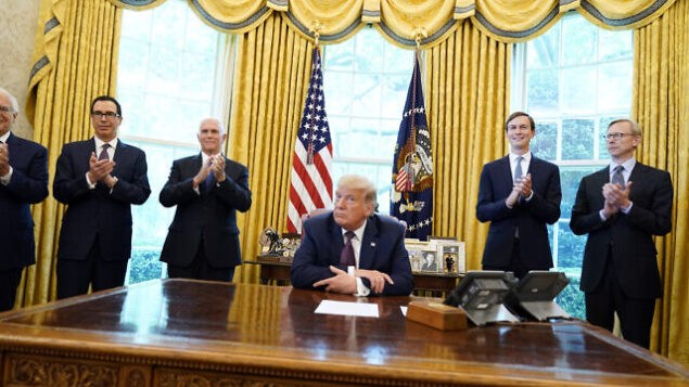 الرئيس الأمريكي دونالد ترامب يتحدث في المكتب البيضاوي للبيت الأبيض، 11 سبتمبر 2020، في واشنطن. (AP / Andrew Harnik) الرئيس الأمريكي دونالد ترامب يتحدث في المكتب البيضاوي للبيت الأبيض، 11 سبتمبر 2020، في واشنطن. (AP / Andrew Harnik)