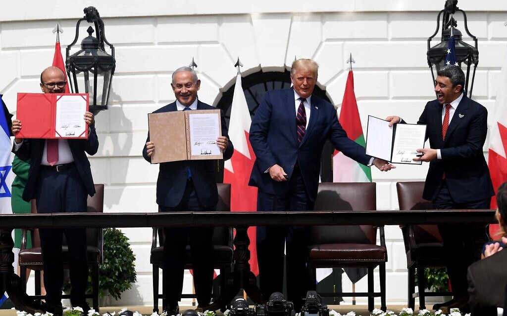 (من اليسار إلى اليمين) وزير الخارجية البحريني عبد اللطيف الزياني، ورئيس الوزراء الإسرائيلي بنيامين نتنياهو، والرئيس الأمريكي دونالد ترامب، ووزير الخارجية الإماراتي عبد الله بن زايد آل نهيان يرفعون الوثائق التي وقّعوا عليها في مراسم التوقيع على ’اتفاقية إبراهيم’ في البيت الأبيض في العاصمة واشنطن، 15 سبتمبر، 2020. (Avi Ohayon / GPO)