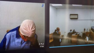 مالكا لايفر تظهر على على شاشة، على يسار الصورة، عبر رابط فيديو خلال جلسة  في المحكمة المركزية في القدس، 20 يوليو، 2020. (Yonatan Sindel / Flash90)