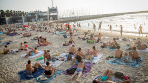 الإسرائيليون يستمتعون بالطقس الحار على الشاطئ في تل أبيب، 5 سبتمبر 2020 (Miriam Alster / FLASH90)