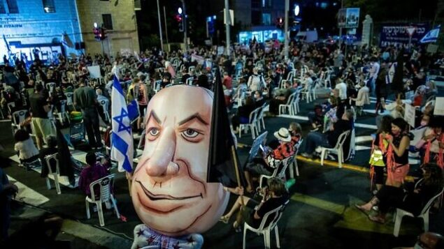 متظاهرون يتظاهرون ضد رئيس الوزراء بنيامين نتنياهو، خارج مقر إقامته الرسمي في القدس، 24 سبتمبر، 2020. (Yonatan Sindel / Flash90) متظاهرون يتظاهرون ضد رئيس الوزراء بنيامين نتنياهو، خارج مقر إقامته الرسمي في القدس، 24 سبتمبر، 2020. (Yonatan Sindel / Flash90)