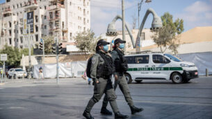 دورية للشرطة خارج سوق محانيه يهودا في القدس، 25 سبتمبر، 2020. (Yonatan Sindel / Flash90)