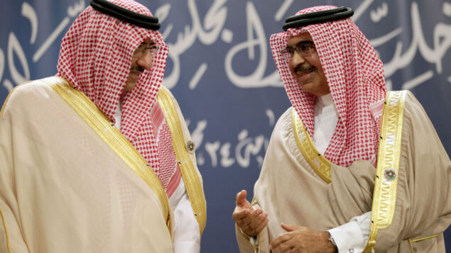 وزير الداخلية السعودي الأمير محمد بن نايف آل سعود، إلى اليسار، ووزير الداخلية البحريني الشيخ راشد بن عبد الله آل خليفة، إلى اليمين، يتحدثان معًا خلال اجتماع لوزراء داخلية دول مجلس التعاون الخليجي لمناقشة القضايا الأمنية في المنامة، البحرين، 28 نوفمبر 2013. (AP Photo/Hasan Jamali)