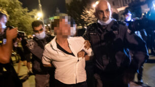 الشرطة تعتقل رجلا يُزعم أنه حاول دهس متظاهرين خلال مظاهرة ضد رئيس الوزراء بنيامين نتنياهو خارج منزله في القدس، 20 سبتمبر، 2020. (Yonatan Sindel / Flash90)