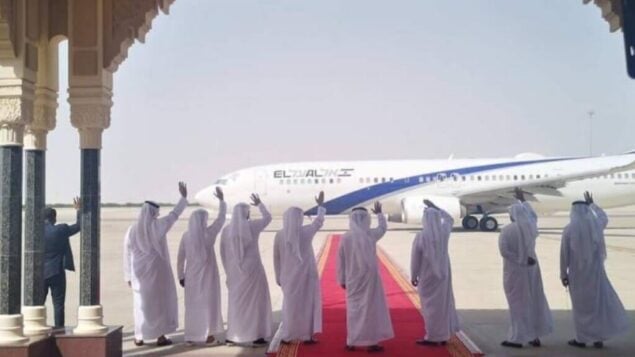 مندوبو الإمارات العربية المتحدة يلوحون إلى طائرة ’ال عال’ المغادرة في ختام محادثات التطبيع الإسرائيلية-الإماراتية برعاية الولايات المتحدة، في أبو ظبي، 1 سبتمبر، 2020. (El Al Spokesperson's office)