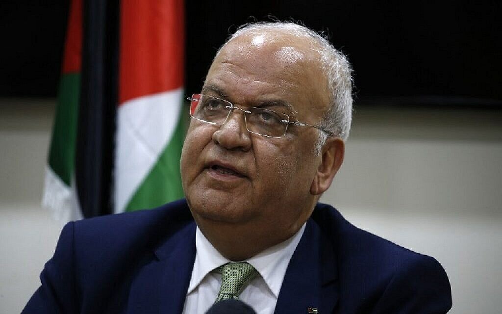 صائب عريقات، أمين سرّ اللجنة التنفيذية لمنظمة التحرير الفلسطينية، يتحدث مع وسائل الإعلام بعد اجتماعه مع دبلوماسيين في مدينة بيت لحم بالضفة الغربية،  30 يناير، 2019. (Abbas Momani/AFP)