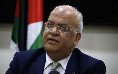 صائب عريقات، أمين سرّ اللجنة التنفيذية لمنظمة التحرير الفلسطينية، يتحدث مع وسائل الإعلام بعد اجتماعه مع دبلوماسيين في مدينة بيت لحم بالضفة الغربية،  30 يناير، 2019. (Abbas Momani/AFP)
