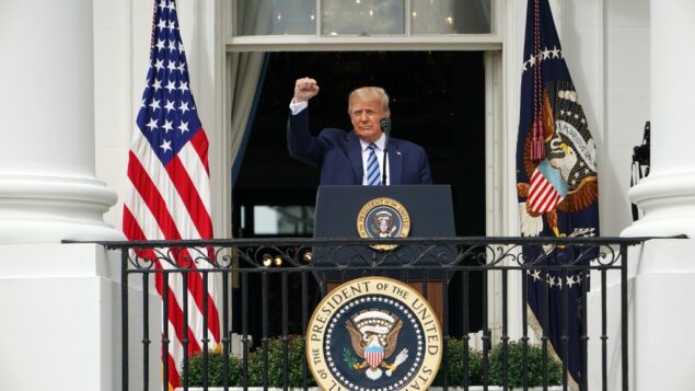 الرئيس الأمريكي دونالد ترامب يحيي مؤيديه بعد التحدث عن القانون والنظام من الرواق الجنوبي للبيت الأبيض في واشنطن العاصمة، 10 أكتوبر 2020 (MANDEL NGAN / AFP) الرئيس الأمريكي دونالد ترامب يحيي مؤيديه بعد التحدث عن القانون والنظام من الرواق الجنوبي للبيت الأبيض في واشنطن العاصمة، 10 أكتوبر 2020 (MANDEL NGAN / AFP)