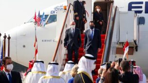 مستشار الأمن القومي مئير بن شبات (يسار) ووزير الخزانة الأمريكي ستيف منوتشين ينزلان من طائرة لدى وصولهما مطار البحرين الدولي، 18 اكتوبر 2020 (Ronen Zvulun / Pool / AFP)