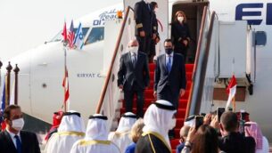 مستشار الأمن القومي مئير بن شبات (يسار) ووزير الخزانة الأمريكي ستيف منوشين ينزلان من طائرة لدى وصولهما مطار البحرين الدولي، 18 أكتوبر، 2020. (Ronen Zvulun / Pool / AFP)