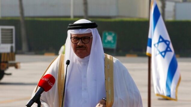 وزير الخارجية البحريني عبد اللطيف الزياني يلقي بيانا لدى وصول وفد أمريكي-إسرائيلي إلى مطار البحرين الدولي في 18 أكتوبر، 2020. (RONEN ZVULUN / POOL / AFP)