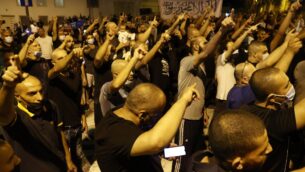 متظاهرون عرب إسرائيليون يتجمعون خارج منزل السفير الفرنسي في تل أبيب، احتجاجا على تصريحات الرئيس الفرنسي إيمانويل ماكرون دفاعا عن الرسوم الكاريكاتورية للنبي محمد، 24 أكتوبر 2020 (JACK GUEZ / AFP)