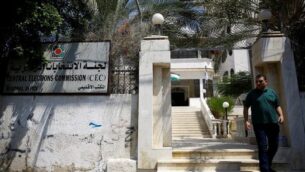 رجل فلسطيني يخرج من مكاتب لجنة الانتخابات المركزية في مدينة غزة في 8 سبتمبر 2016. (AFP PHOTO / MOHAMMED ABED) رجل فلسطيني يخرج من مكاتب لجنة الانتخابات المركزية في مدينة غزة في 8 سبتمبر 2016. (AFP PHOTO / MOHAMMED ABED)