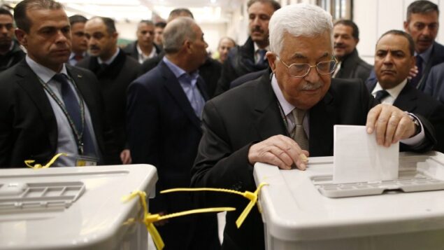 رئيس السلطة الفلسطينية محمود عباس يدلي بصوته في الانتخابات لحركة فتح في المقاطعة، مقر السلطة الفلسطينية في مدينة رام الله، 3 ديسمبر، 2016. (AFP PHOTO / AHMAD GHARABLI) رئيس السلطة الفلسطينية محمود عباس يدلي بصوته في الانتخابات لحركة فتح في المقاطعة، مقر السلطة الفلسطينية في مدينة رام الله، 3 ديسمبر، 2016. (AFP PHOTO / AHMAD GHARABLI)