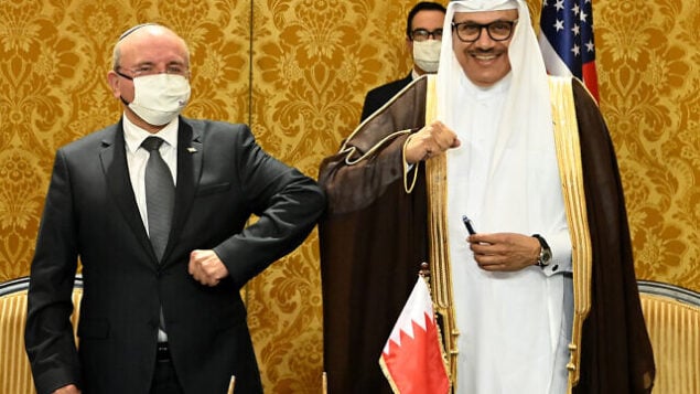 وزير الخارجية البحريني عبد اللطيف بن راشد الزياني ومستشار الأمن القومي الإسرائيلي مئير بن شبات ، في مراسم توقيع اتفاقية سلام بين إسرائيل والبحرين، في المنامة، 18 أكتوبر، 2020. (Matty Stern/US Embassy Jerusalem)