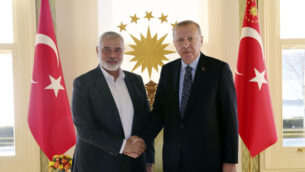 الرئيس التركي رجب طيب أردوغان يصافح  رئيس المكتب السياسي لحركة حماس إسماعيل هنية، قبيل لقائهما في اسطنبول، 1 فبراير، 2020. (Presidential Press Service via AP، Pool)