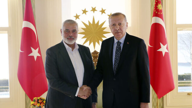 الرئيس التركي رجب طيب أردوغان يصافح  رئيس المكتب السياسي لحركة حماس إسماعيل هنية، قبيل لقائهما في اسطنبول، 1 فبراير، 2020. (Presidential Press Service via AP، Pool)