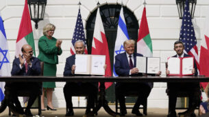 الرئيس الأمريكي دونالد ترامب، وسط الصورة ، مع (من اليسار)، وزير خارجية البحرين عبد اللطيف الزياني، ورئيس الوزراء الإسرائيلي بنيامين نتنياهو، ووزير خارجية الإمارات عبد الله بن زايد آل نهيان، خلال مراسم التوقيع على ’اتفاقية  إبراهيم’ في الحديقة الجنوبية للبيت الأبيض، 15 سبتمبر، 2020، في واشنطن. (Alex Brandon/AP)