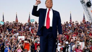 الرئيس الأمريكي دونالد ترامب يصل إلى تجمع انتخابي في مطار أورلاندو سانفورد الدولي، في سانفورد، فلوريدا، 12 أكتوبر 2020 (AP / Evan Vucci)