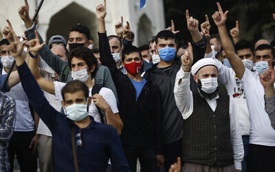 متظاهرون يرددون هتافات خلال مظاهرة مناهضة لفرنسا في اسطنبول، 25 اكتوبر 2020 (AP Photo / Emrah Gurel)