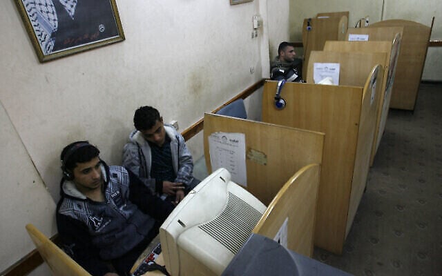 توضيحية: شابان فلسطينيان يستخدمان الكمبيوتر في قطاع غزة، 20 يناير، 2012. (Abed Rahim Khatib / Flash90)