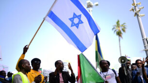 سودانيون يتظاهرون دعما لشعبهم في السودان، جنوب تل أبيب، 13 أبريل، 2019. (Tomer Neuberg / Flash90)