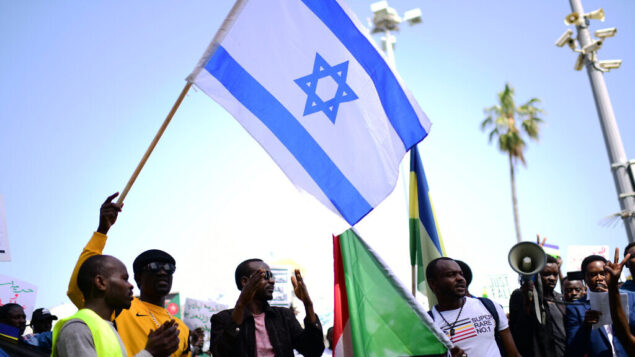 سودانيون يتظاهرون دعما لشعبهم في السودان، جنوب تل أبيب، 13 أبريل، 2019. (Tomer Neuberg / Flash90) سودانيون يتظاهرون دعما لشعبهم في السودان، جنوب تل أبيب، 13 أبريل، 2019. (Tomer Neuberg / Flash90)