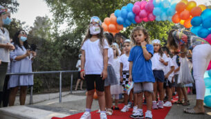 ئيس بلدية القدس يلتقي بتوأمين إسرائيليين  في أول يوم لهما في الصف الأول في مدرسة في القدس، 1 سبتمبر، 2020. (Noam Revkin Fenton / Flash90)