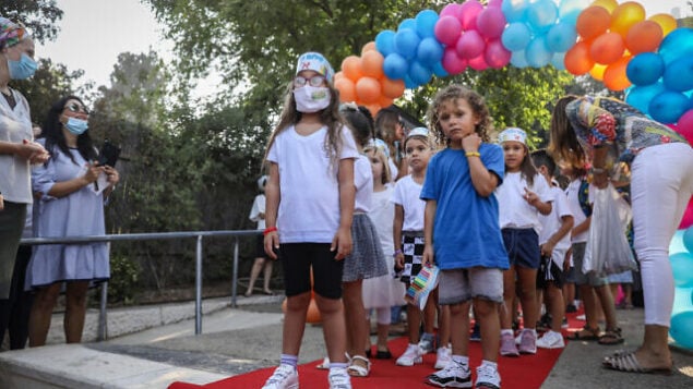 ئيس بلدية القدس يلتقي بتوأمين إسرائيليين  في أول يوم لهما في الصف الأول في مدرسة في القدس، 1 سبتمبر، 2020. (Noam Revkin Fenton / Flash90)
