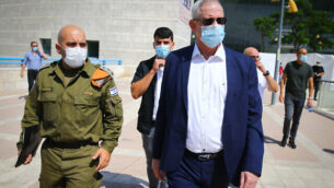 وزير الدفاع بيني غانتس يتحدث إلى جنود قيادة الجبهة الداخلية للجيش الإسرائيلي خلال زيارة في مدينة أشدود جنوب إسرائيل، 14 سبتمبر، 2020. (FLASH90)