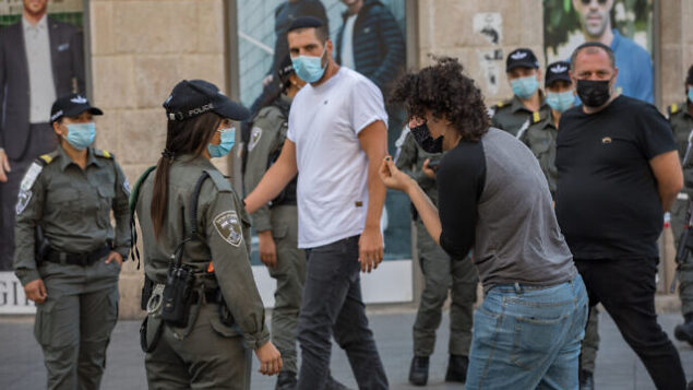 عناصر من شرطة الحدود الاسرائيلية يقومون بدوريات في شارع يافا وسط مدينة القدس مع خروج اسرائيل من إغلاق كورونا وتخفيف القيود، 21 أكتوبر، 2020. (Nati Shohat / Flash90)