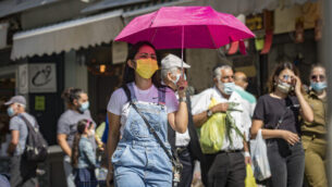 إسرائيليون يتسوقون في سوق محانيه يهودا في القدس، 22 أكتوبر، 2020. (Olivier Fitoussi / Flash90)
