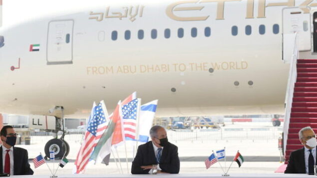 من اليسار إلى اليمين: الوزير الأمريكي منوشين، ورئيس الوزراء نتنياهو، ووزير الدولة الإماراتي للشؤون المالية عبيد حميد الطاير، في حفل وقعت خلاله إسرائيل والإمارات على أربع اتفاقيات ثنائية في مطار بن غوريون في تل أبيب، 20 أكتوبر، 2020. (Amos Ben Gershom/GPO)