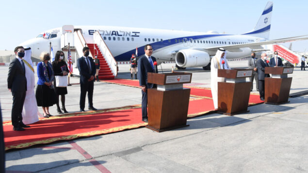 استقبال وفد إسرائيلي أمريكي في حفل في مطار البحرين الدولي، 18 أكتوبر 2020 (Haim Zach / GPO)