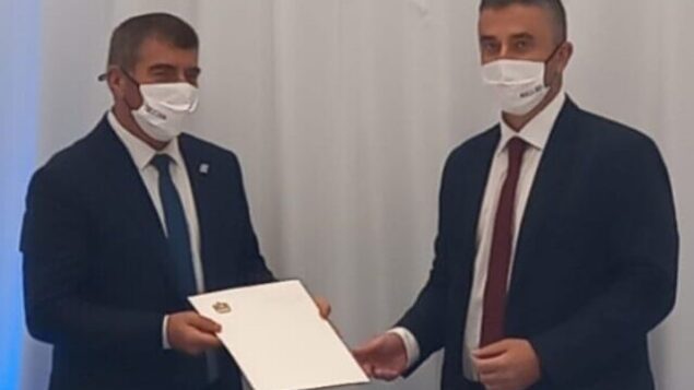 المسؤول الإماراتي عمر سيف غباش (يمين) يسلم رسالة إلى وزير الخارجية غابي أشكنازي في حفل أقيم في إسرائيل ، 20 أكتوبر ، 2020. (Foreign Ministry)