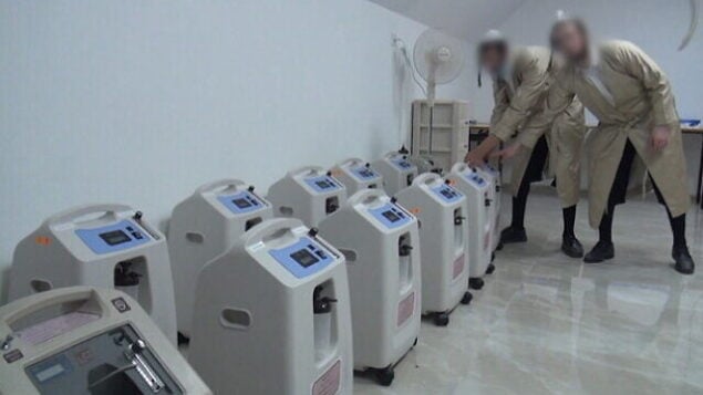 مكثفات أكسجين تستخدمها مبادرة طبية خاصة للحريديم لعلاج مرضى فيروس كورونا في منازلهم، دون علم السلطات، أكتوبر 2020. (Screenshot: Channel 12) مكثفات أكسجين تستخدمها مبادرة طبية خاصة للحريديم لعلاج مرضى فيروس كورونا في منازلهم، دون علم السلطات، أكتوبر 2020. (Screenshot: Channel 12)