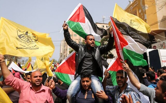 فلسطينيون يشاركون في مظاهرة دعما للأسرى الفلسطينيين في السجون الإسرائيلية ، في مدينة غزة، 17 ابريل، 2018. (AFP PHOTO / MAHMUD HAMS)