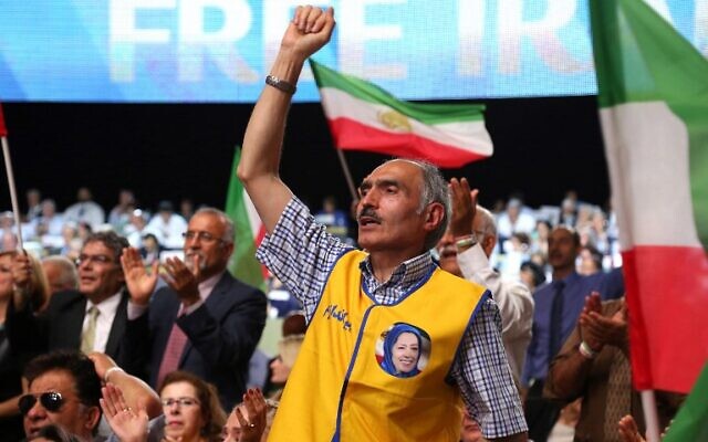 أشخاص يحضرون حدث "إيران الحرة 2018 - البديل" في 30 يونيو 2018 في فيلبينت شمال باريس خلال الاجتماع السنوي للمجلس الوطني للمقاومة الإيرانية (AFP/Zakaria Abdelkafi)