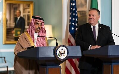 وزير الخارجية الأمريكي مايك بومبيو، يمين، يستمع إلى وزير الخارجية السعودي الأمير فيصل بن فرحان آل سعود خلال لقائهما في وزارة الخارجية، في واشنطن العاصمة، 14 أكتوبر 2020 (Manuel Balce CENATA / POOL / AFP)