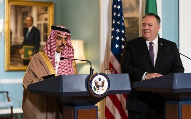 وزير الخارجية الأمريكي مايك بومبيو، يمين، يستمع إلى وزير الخارجية السعودي الأمير فيصل بن فرحان آل سعود خلال لقائهما في وزارة الخارجية، في واشنطن العاصمة، 14 أكتوبر 2020 (Manuel Balce CENATA / POOL / AFP)