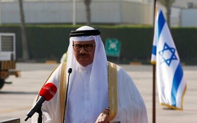 وزير الخارجية البحريني عبد اللطيف الزياني يلقي بيانا لدى وصول وفد أمريكي-إسرائيلي إلى مطار البحرين الدولي في 18 أكتوبر، 2020. (RONEN ZVULUN / POOL / AFP)