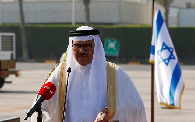وزير الخارجية البحريني عبد اللطيف الزياني يلقي بيانا لدى وصول وفد أمريكي-إسرائيلي إلى مطار البحرين الدولي في 18 أكتوبر، 2020. (RONEN ZVULUN / POOL / AFP)