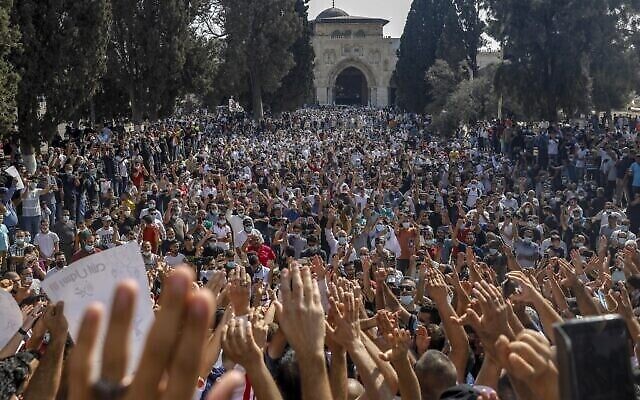 فلسطينيون يشاركون في مظاهرة ضدالرئيس الفرنسي، في المسجد الأقصى بمدينة القدس، 30 أكتوبر، 2020. (AHMAD GHARABLI / AFP)