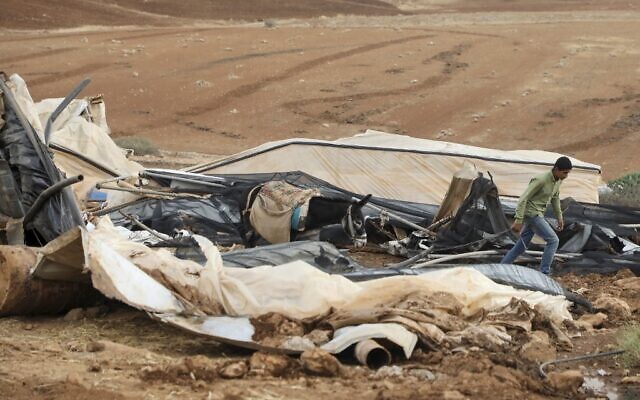 بدوي فلسطيني يقود حماره أمام أنقاض خيمته بعد أن هدمت القوات الإسرائيلي الخيام في منطقة شرقي قرية طوباس في الضفة الغربية، 3 نوفمبر، 2020. (JAAFAR ASHTIYEH / AFP)