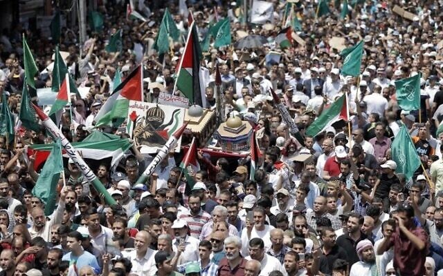 صورة توضيحية: أردنيون يحملون نموذجا لقبة الصخرة خلال مظاهرة في عمان ضد الإجراءات الأمنية الإسرائيلية الجديدة في الحرم القدسي، 21 يوليو 2017 (AFP Photo / Khalil Mazraawi)