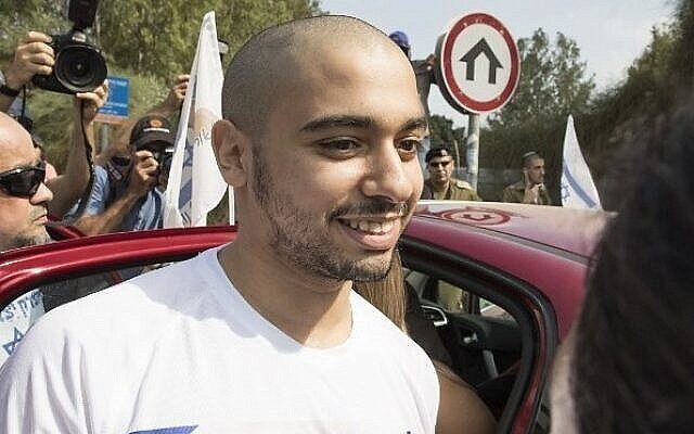 الجندي السابق إيلور عزاريا، الذين أدين بالقتل غير العمد وحُكم عليه بالسجن 18 شهرا لإجهازه على  منفذ هجوم فلسطيني مصاب ومنزوع السلاح في مدينة الخليل في الضفة الغربية، يصل إلى سجن تسريفين العسكري في ريشون لتسيون، 9 أغسطس، 2017، للبدء بقضاء فترة محكوميته. (AFP PHOTO / JACK GUEZ)