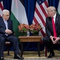 رئيس السلطة الفلسطينية محمود عباس والرئيس الأمريكي دونالد ترامب قبل اجتماع في فندق بالاس خلال الدورة 72 للجمعية العامة للأمم المتحدة في 20 سبتمبر 2017، في نيويورك. (AFP/Brendan Smialowski)