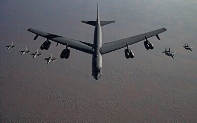قاذفة ثقيلة من طراز B52 ، محاطة بطائرات مقاتلة، بطريقها إلى الشرق الأوسط في تهديد ضمني لإيران، 21 نوفمبر 2020 (US Air Force / Facebook)